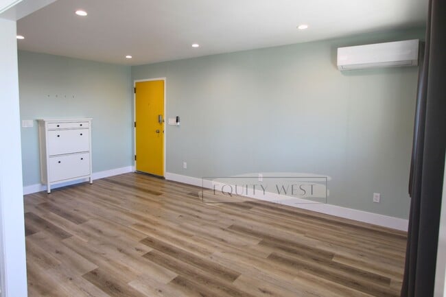 3506 living room - 3506 Suter St