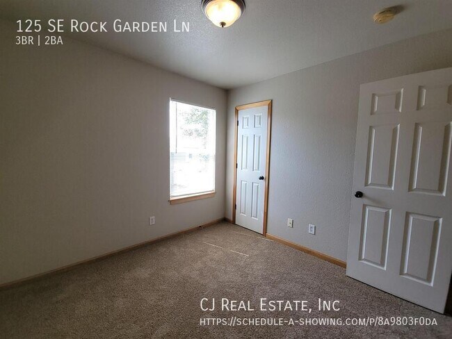 Foto del edificio - 125 SE Rock Garden Ln