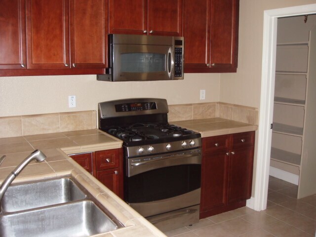 Foto del edificio - Woodcreek Oaks Location. Nice home, modern...