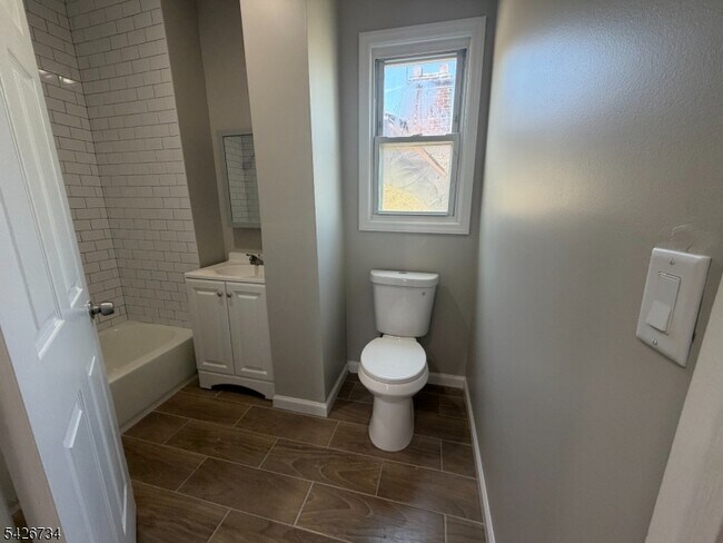 Foto del edificio - 37 Mapes Ave