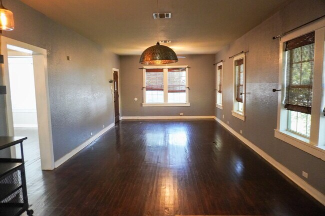 Foto del edificio - Charming Alta Vista Bungalow with Original...