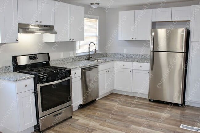 Building Photo - 3 BED & 1 BATH / PET-FRIENDLY / S8 ACCEPTED