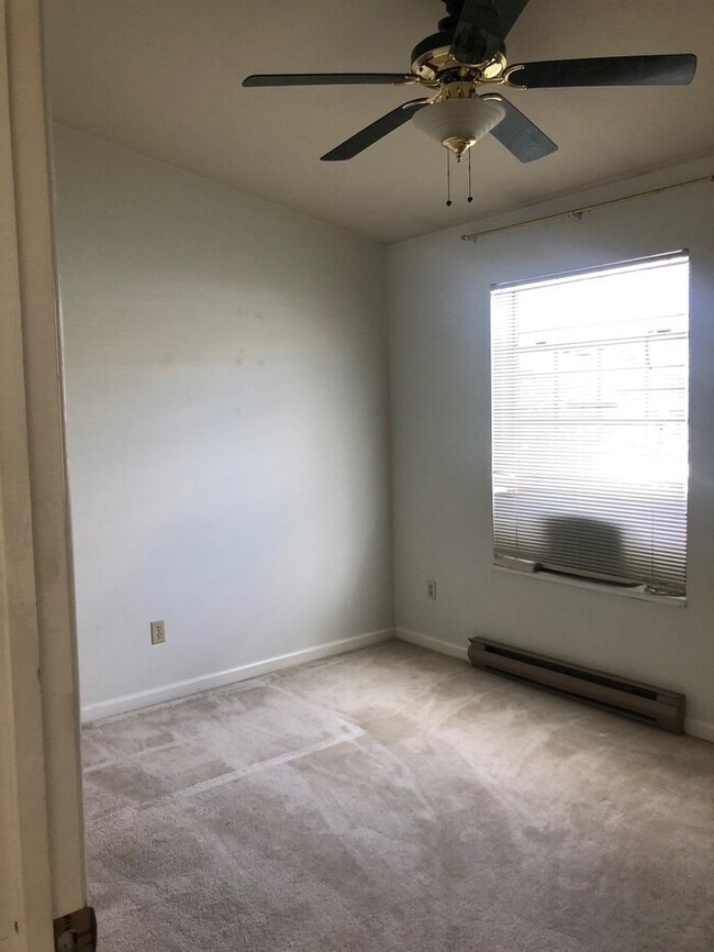 Building Photo - Great 2 Bedroom 1.5 bath Condo-Pool On site!