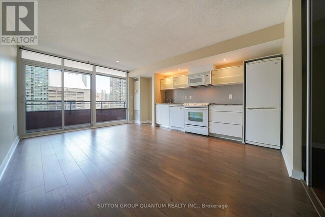 Building Photo - 705-4k Spadina Ave.