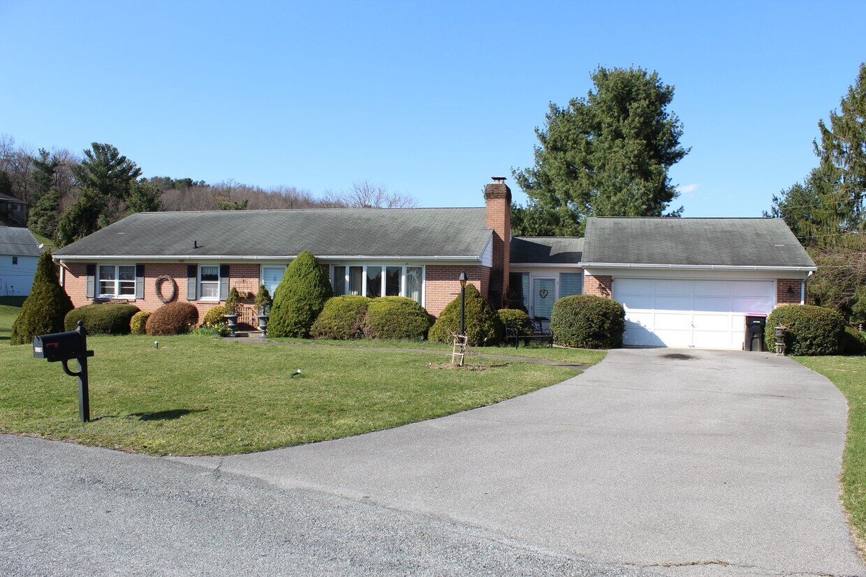 Foto principal - 9083 Meadowbrook Circle