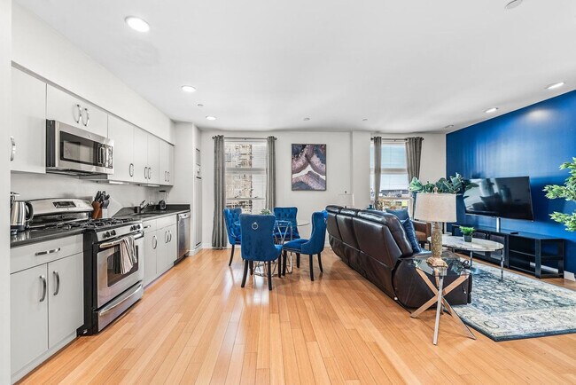 Building Photo - 601 Albany St