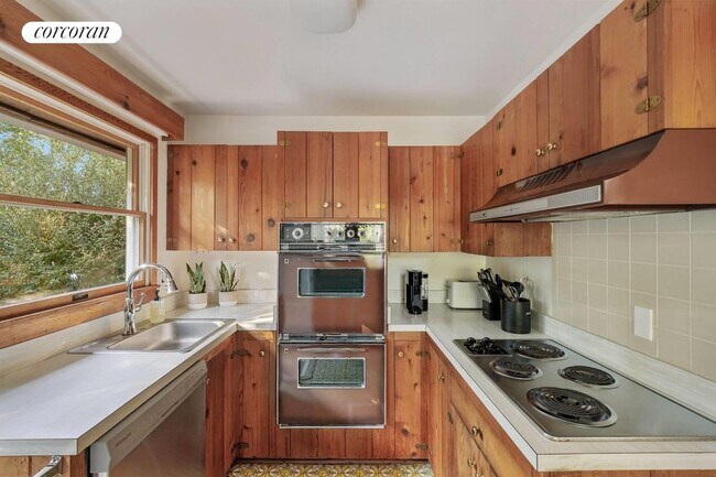 Foto del edificio - 83 3 Mile Harbor Dr