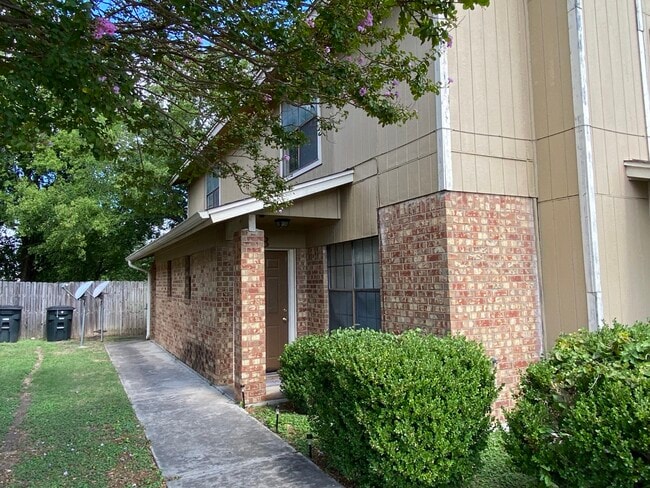 Building Photo - 3901 Hereford Ln