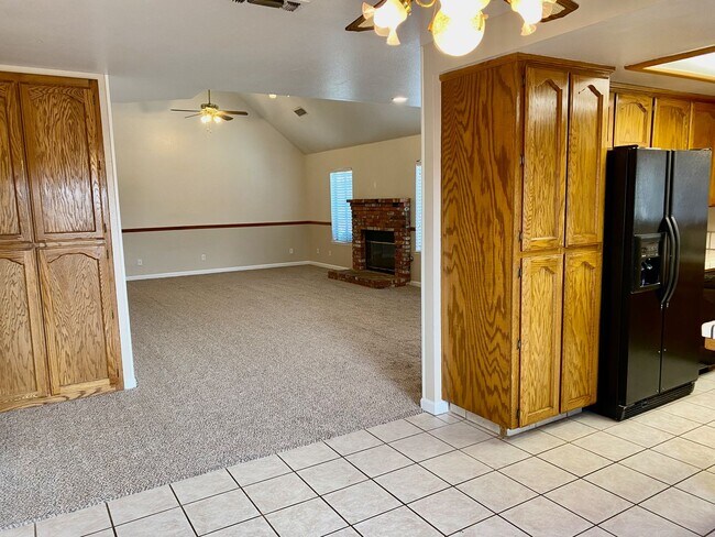 Building Photo - $2,450 Willow & Nees, 3 Bedroom - N Adler,...