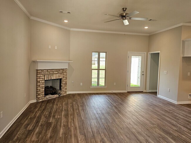 Building Photo - MOVE IN SPECIAL!!! *** 1/2 OF 1ST MONTH RE...