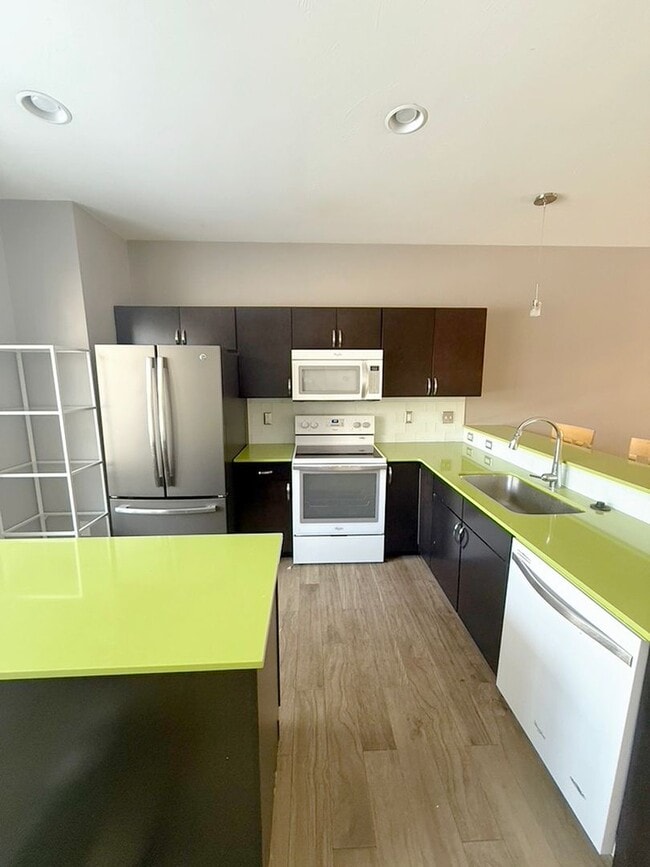 Building Photo - Charming Southside 2 Bedroom, 2.5 Bath Townhome