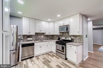 Building Photo - 6012 Westchester Park Dr