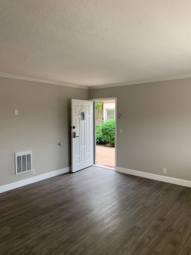 Building Photo - Your Perfect Pacific Beach Home Awaits!