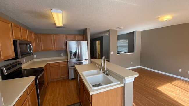 Building Photo - 3 Bedroom, 2.5 Bath Townhome with One Car Garage in Waterford Lakes Orlando!