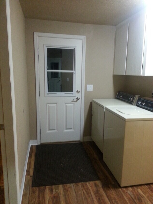 Laundry area - 2654 N Foothill Road