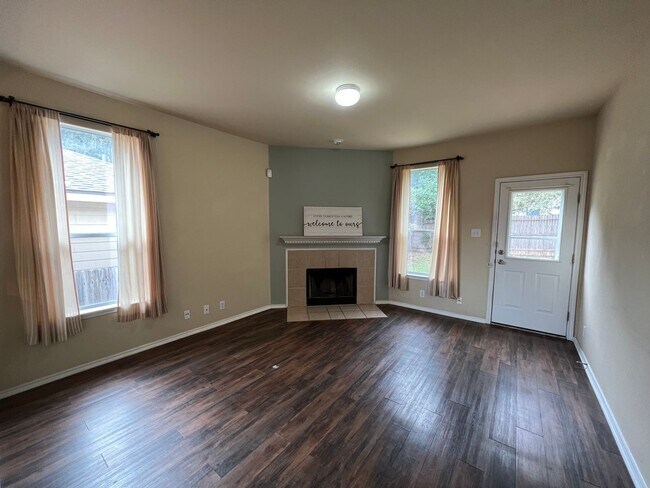 Foto del edificio - CENTRALLY LOCATED 3 BEDROOM SINGLE STORY H...