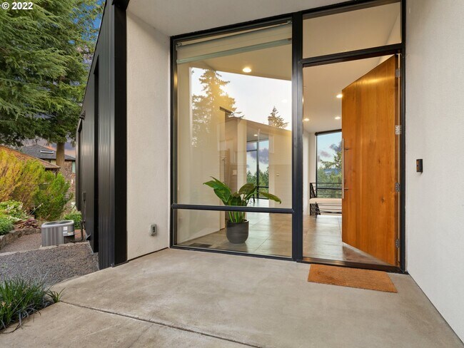 Building Photo - 2910 SW Canterbury Ln