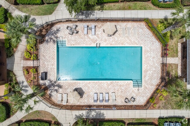 Área de la piscina - Lake Point Senior Apartments