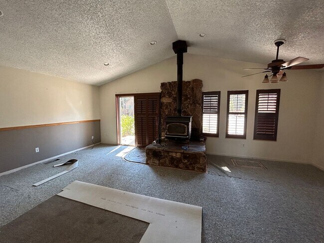 Building Photo - 3 Bedroom Christmas Valley Family Home