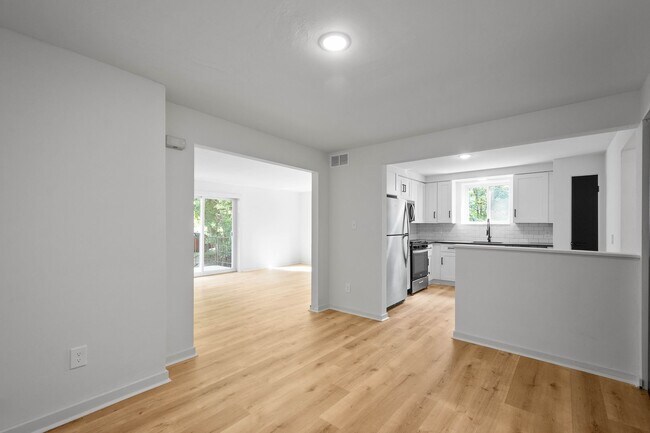 Foto del edificio - READY FOR MOVE IN! FULLY RENOVATED 2-BEDRO...