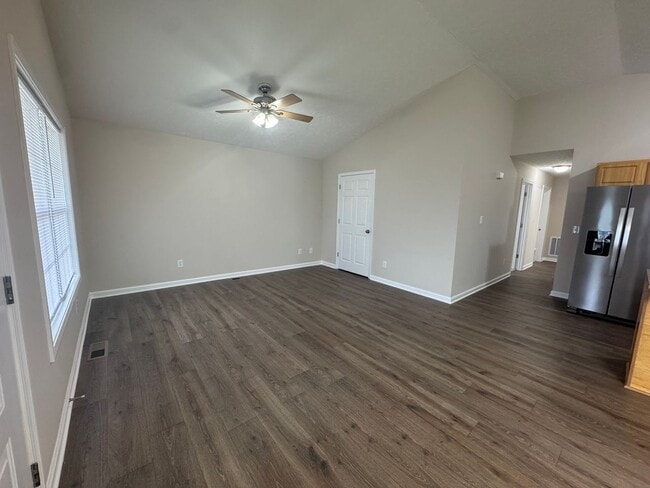 Building Photo - Spacious 3 bedroom, two bathroom home clos...