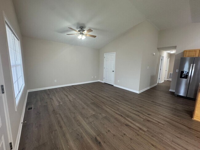 Foto del edificio - Spacious 3 bedroom, two bathroom home clos...