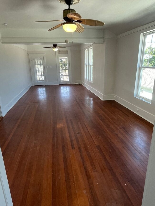 Foto del edificio - PRICE REDUCED! Newly Renovated 3BD/2BA in Lakeview