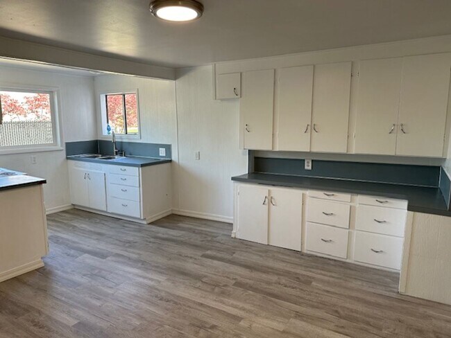 Building Photo - 1584 Sq Ft Home With 3 Bedrooms & A Spare ...