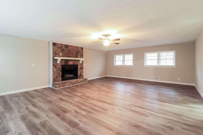 Foto del edificio - 2502 Robinson Rd NE