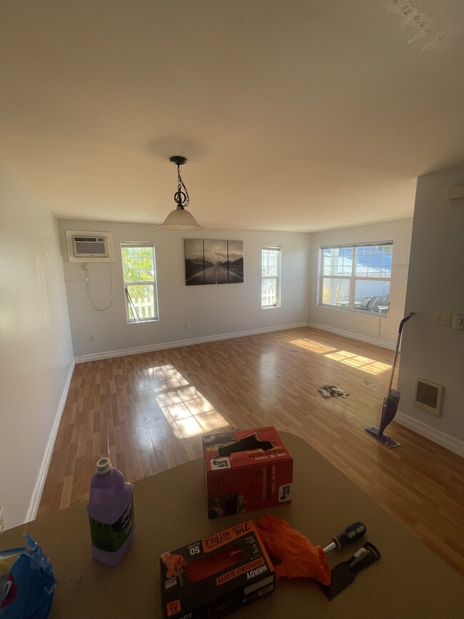 Building Photo - 17 7th Ave W