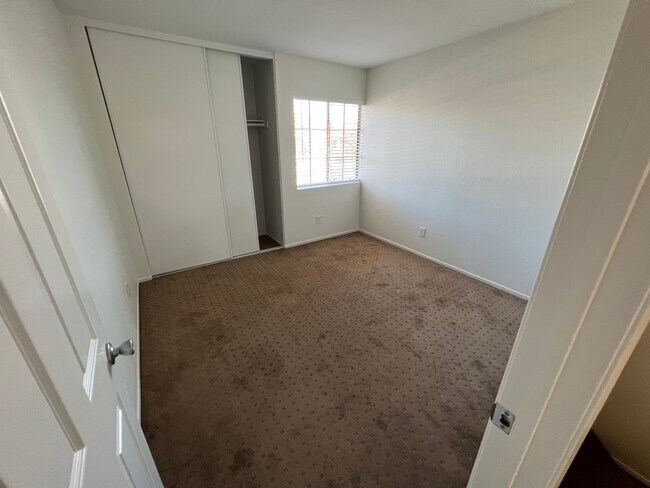 bedroom 1 - 1517 W Nottingham Ln