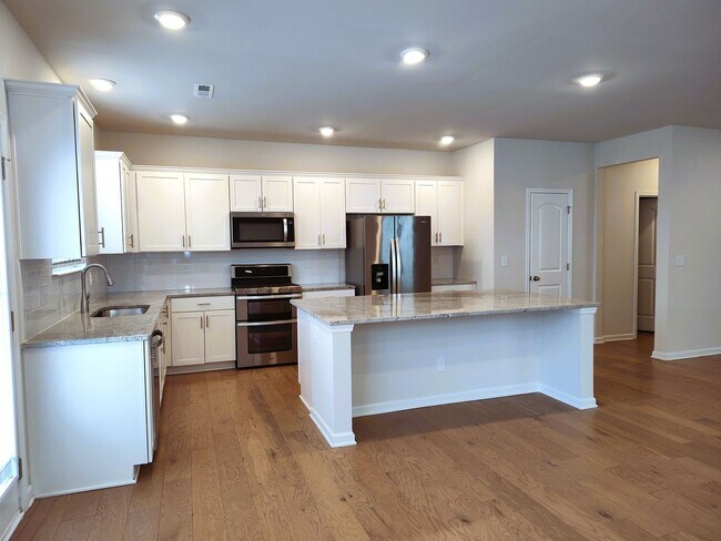 Foto del edificio - Beautiful end-unit 3 bedroom, 2.5 bath Townhome located in the Harmony community in Matthews!