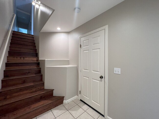 Foto del edificio - Spacious remodeled three-story townhome in...