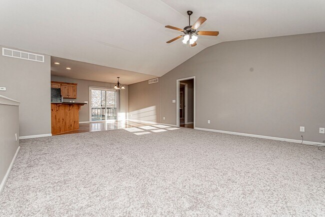 Building Photo - Newly Updated Spacious Home