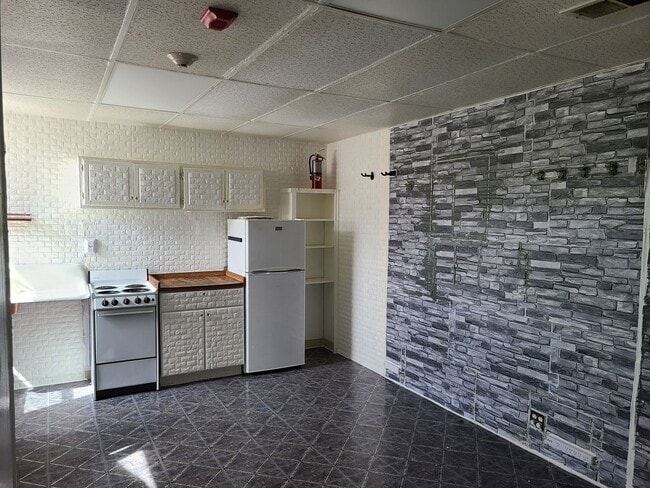 Building Photo - Studio Apartment in the Heart of Golden!