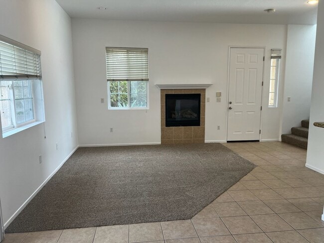 Foto del edificio - Luxurious 3 bedroom, 2.5 bath townhome, AC...