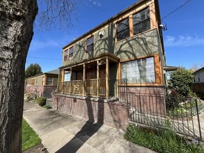 Building Photo - 2105 SE Caruthers St
