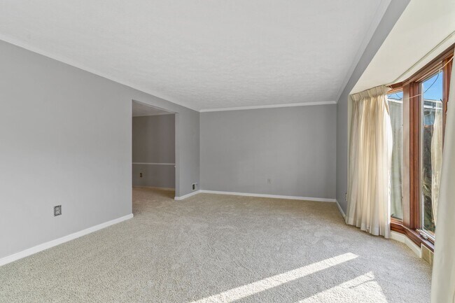 Foto del edificio - Spacious 4 Bed 2.5 Bath Home Located in North Hills School District - Available September 1st!