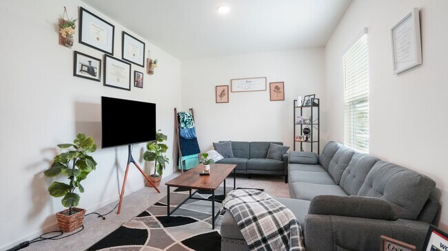 Foto del edificio - 4 bedroom 2.5 bathroom Single Family Home