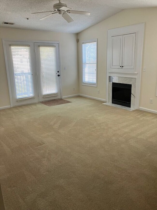 Foto del edificio - 715 Clearwater Ct