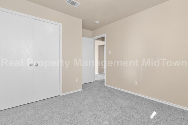 Building Photo - Charming 3-Bed, 3-Bath Home with Fireplace...