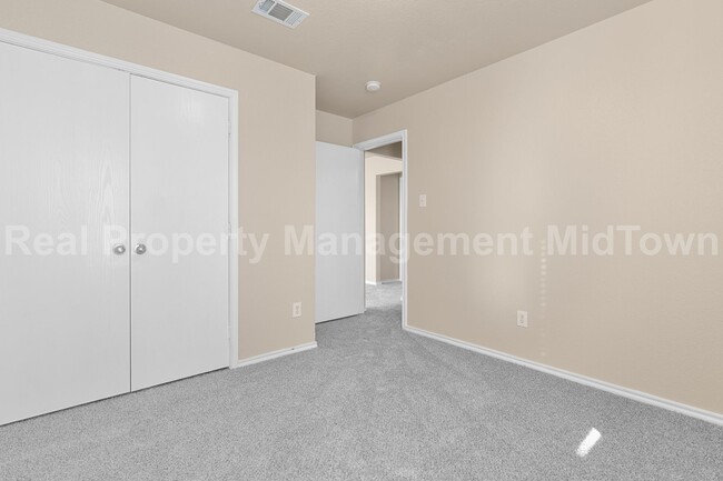 Foto del edificio - Charming 3-Bed, 3-Bath Home with Fireplace...