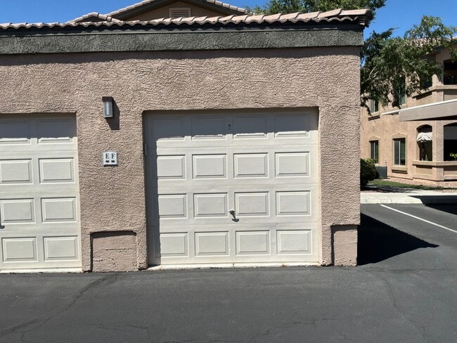 Foto del edificio - Condo 3 bedrooms 2 bathrooms 1 car garage gated subdivision.
