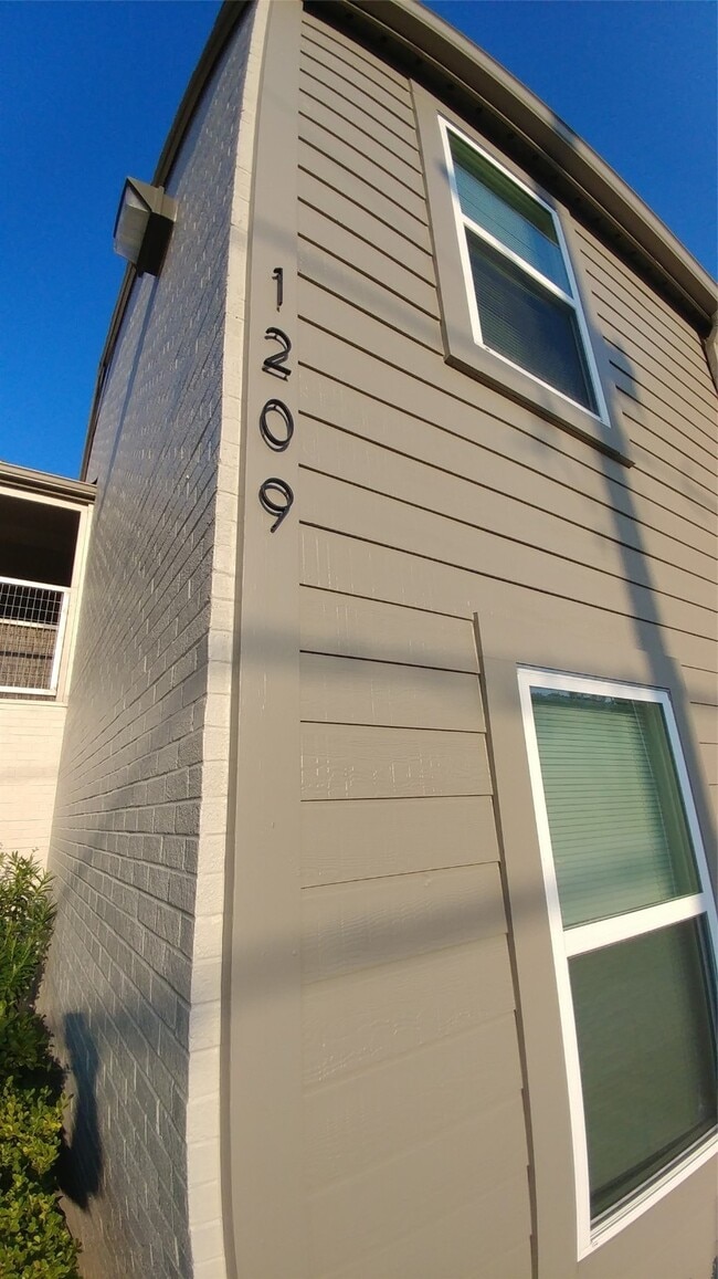 Building Photo - 1209 Herkimer St