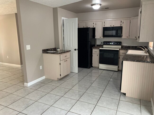 Foto del edificio - Charming 3 bedroom/1.5 bath Fenced Home in St.Cloud