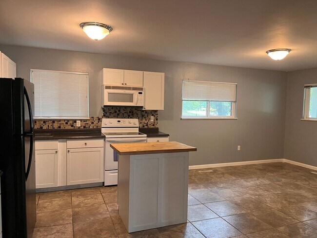 Building Photo - Beautiful home close to the Peaks of Otter!