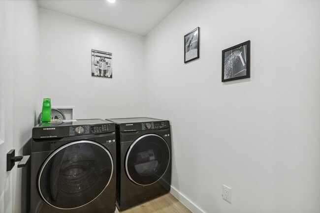 Building Photo - 3236 Golfing Green Pl