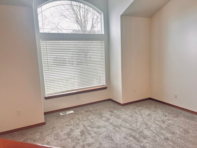 Foto del edificio - Enormous 4 Bed 2.5Bath + Bonus Room Great Lacey Neighborhood