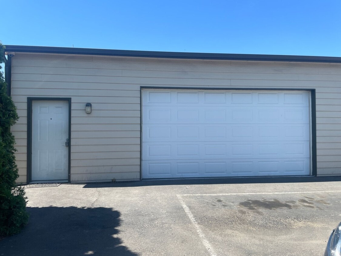 Primary Photo - Loft Apartment/ Garage For Rent