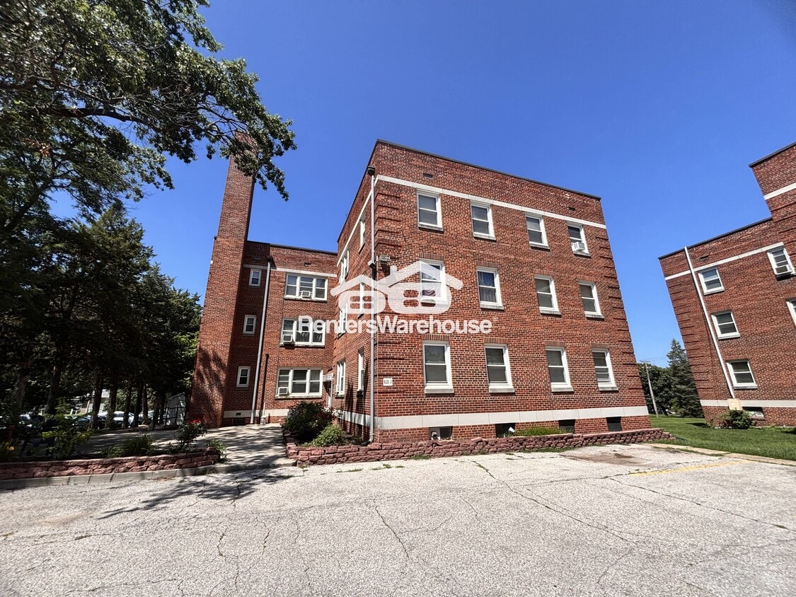 Primary Photo - 4200 Grand Ave